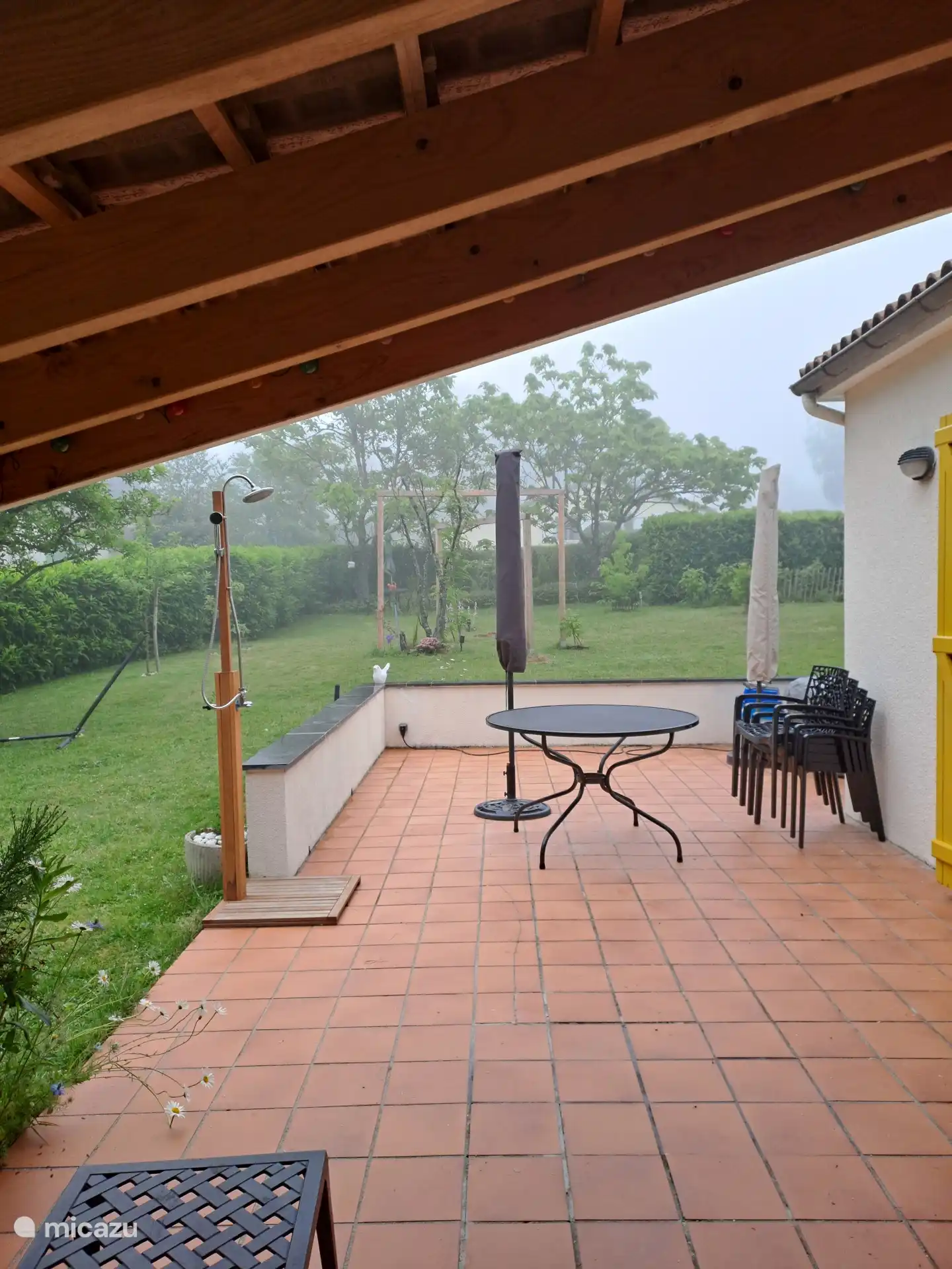 Stück Terrasse - 2. Gartentisch befindet sich unter dem Vordach