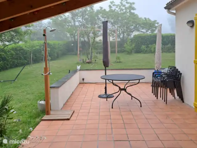 Accueil familial indépendant avec chien accepté | France, Charente, Écuras - maison de vacances Morceau de terrasse - 2ème table de jardin est sous la verrière