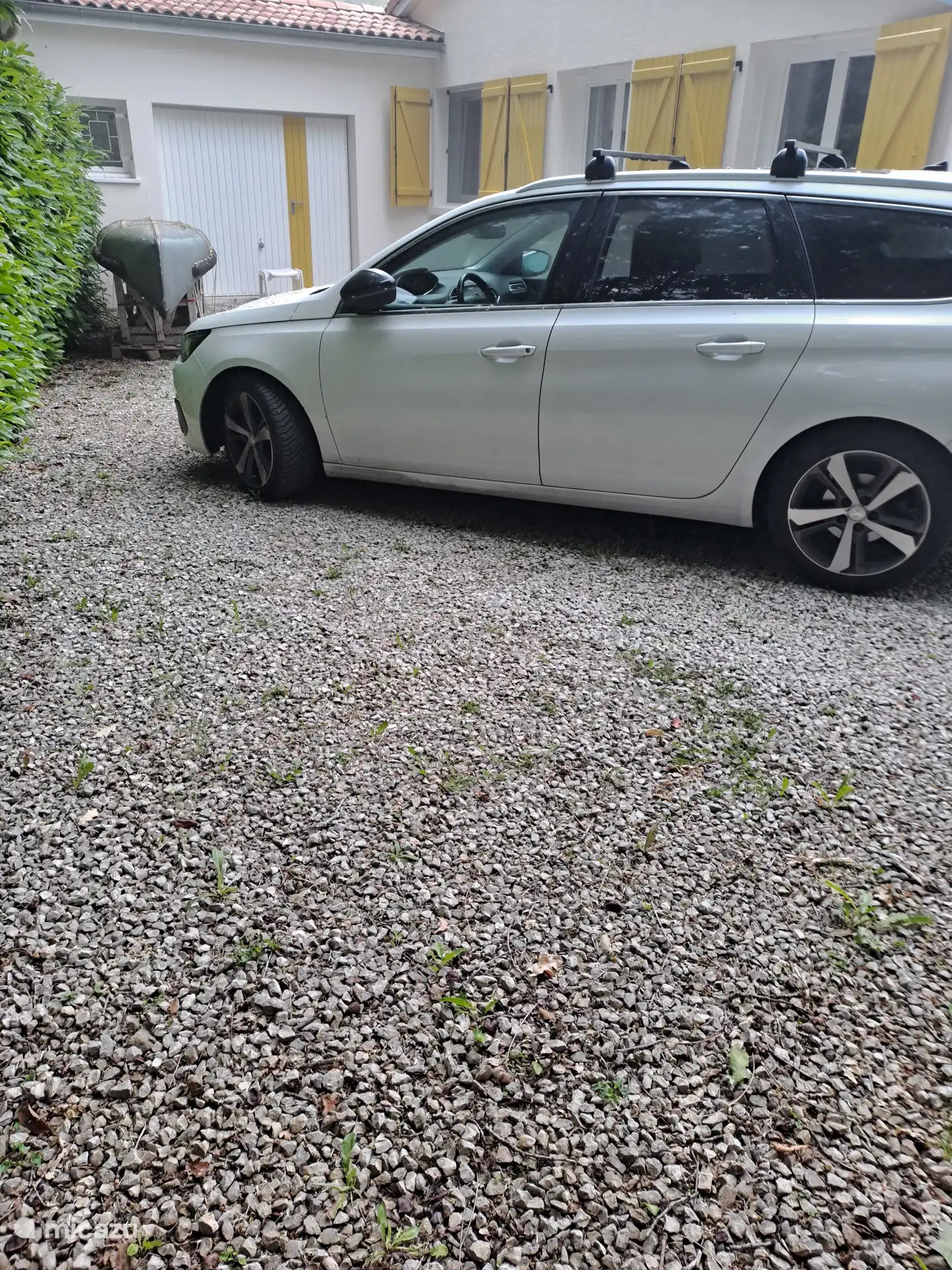 Parkplatz hinter dem Haus an der Garage