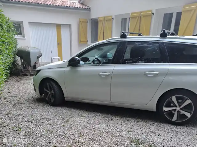 Accueil familial indépendant avec chien accepté | France, Charente, Écuras - maison de vacances Se garer derrière la maison au garage