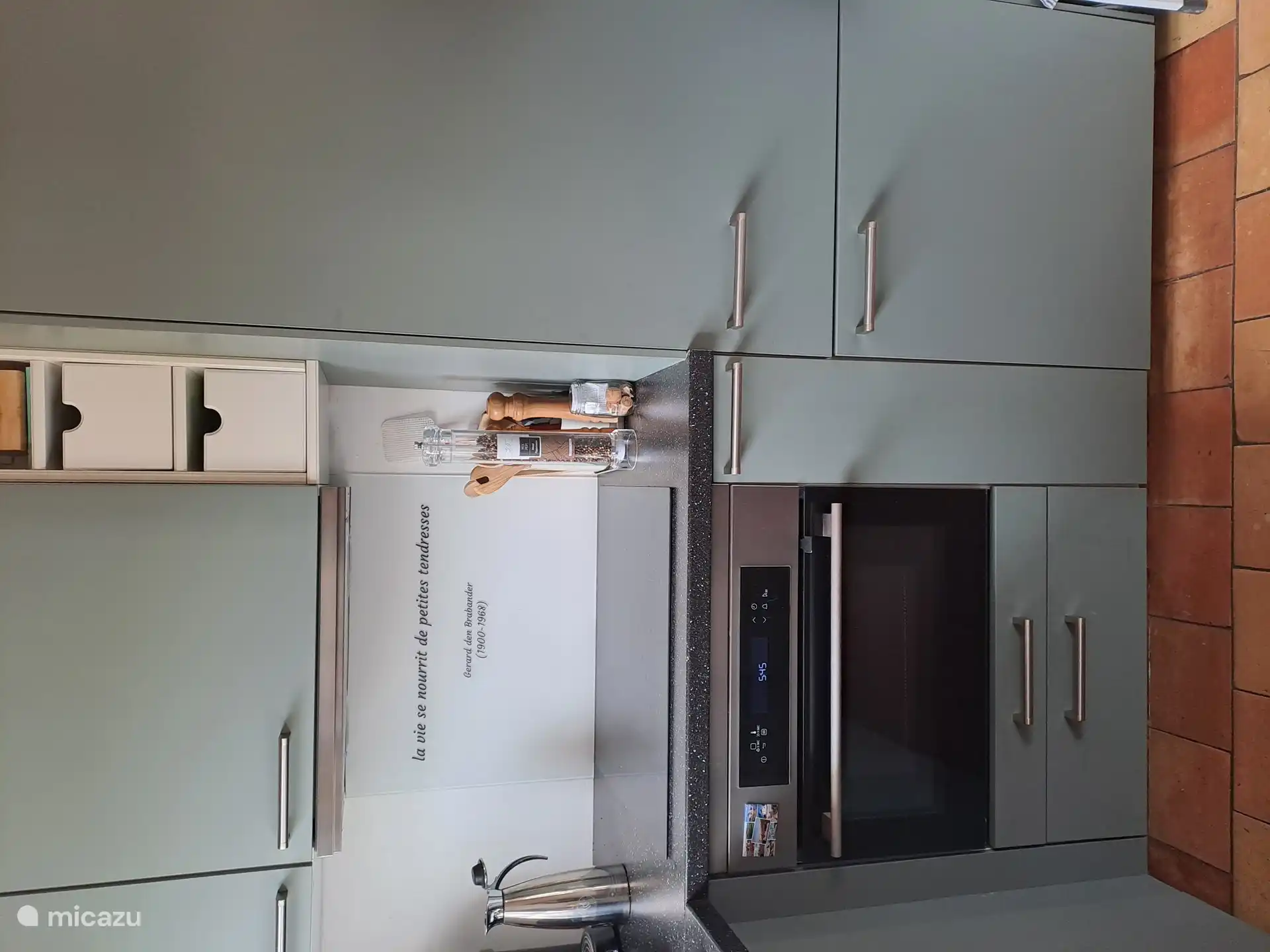 Herd und Kühlschrank mit Gefrierfach. Ein zweiter Kühlschrank mit Gefrierfach befindet sich im Hauswirtschaftsraum.