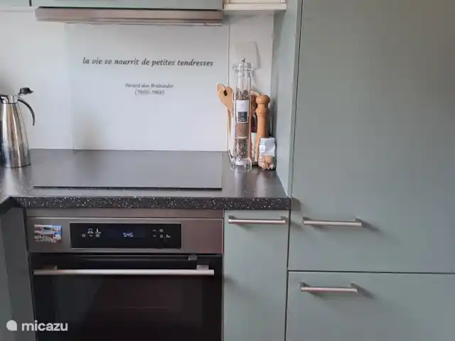Accueil familial indépendant avec chien accepté | France, Charente, Écuras - maison de vacances Cuisinière et réfrigérateur avec congélateur. Un deuxième réfrigérateur avec compartiment congélateur est situé dans la buanderie.