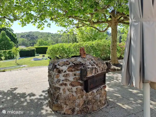 Accueil familial indépendant avec chien accepté | France, Charente, Écuras - maison de vacances Mini-golf sur le parc vu de la terrasse de la Nouvelle Dame Blanche