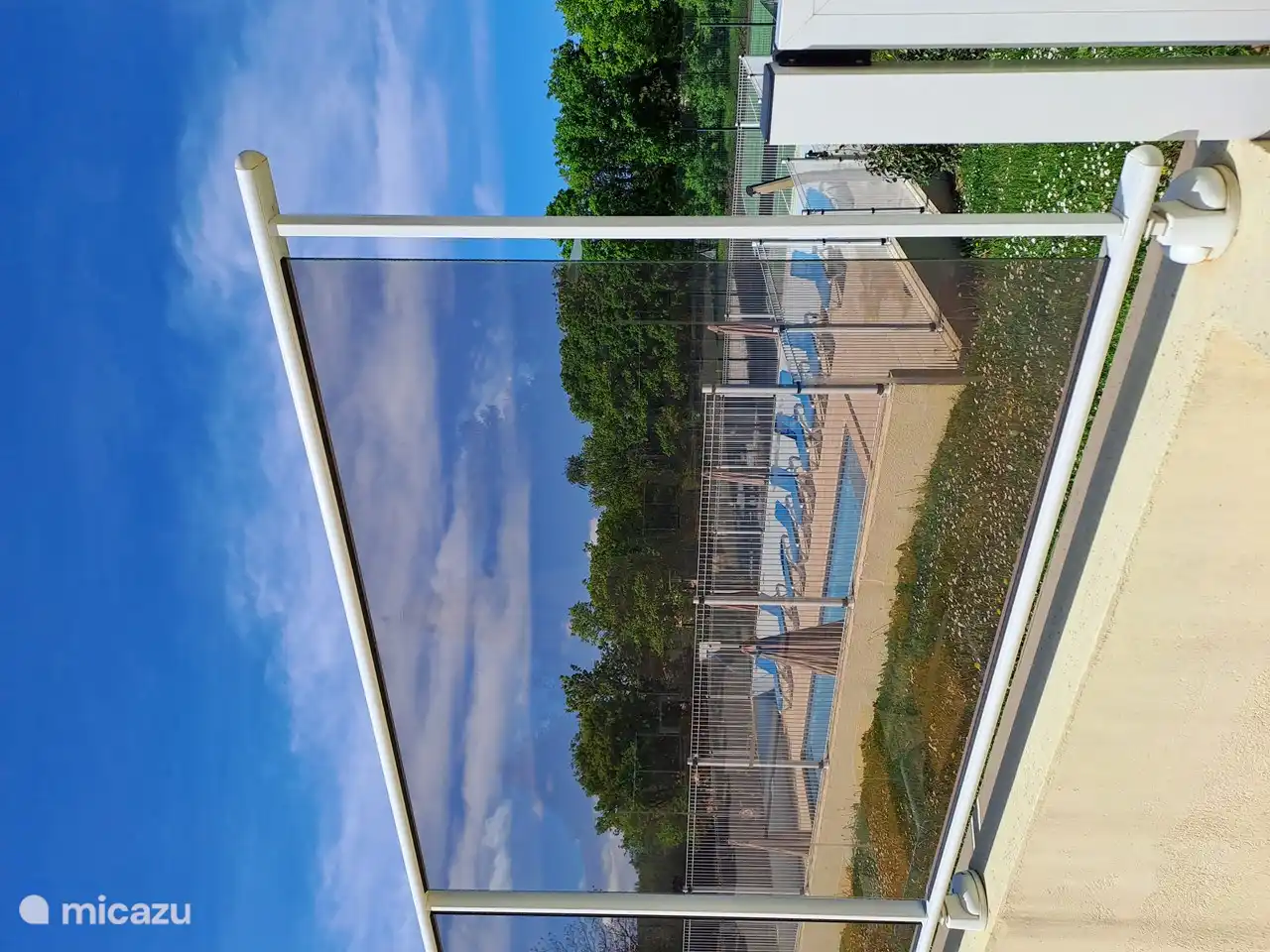 Schwimmbad 2 mit Tennisplätzen im Hintergrund 