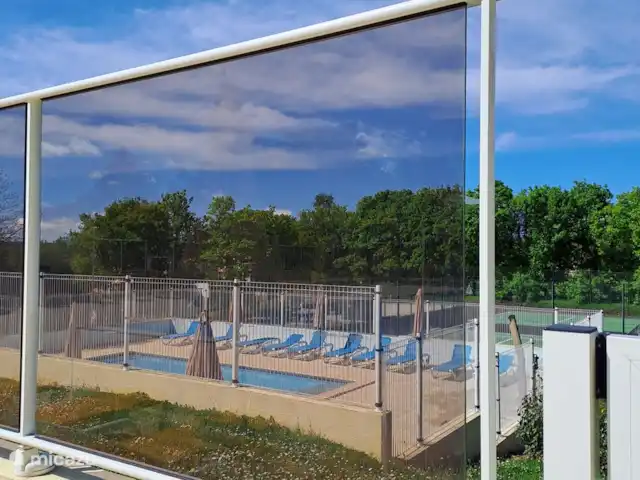 Accueil familial indépendant avec chien accepté | France, Charente, Écuras - maison de vacances Piscine 2 avec courts de tennis en arrière-plan