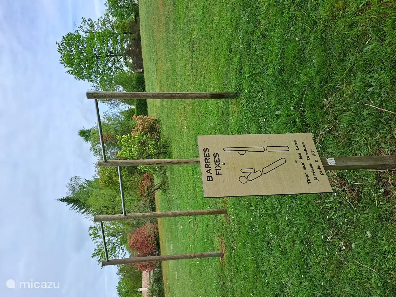 Outdoor-Fitness-Parcours im Park mit Start und Ziel