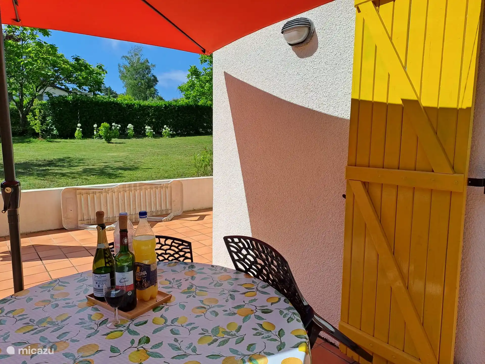 Essen Sie draußen unter dem Sonnenschirm.