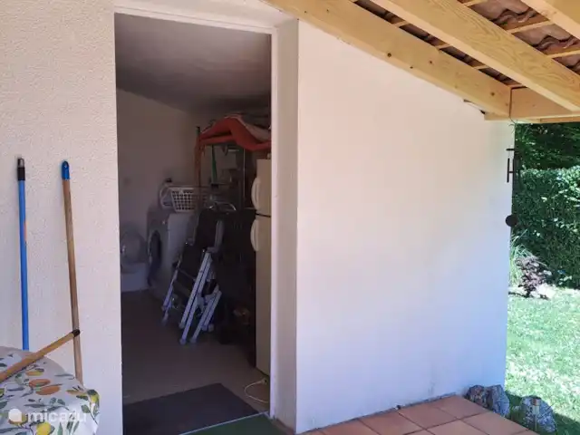 Accueil familial indépendant avec chien accepté | France, Charente, Écuras - maison de vacances nouvel auvent vers la buanderie