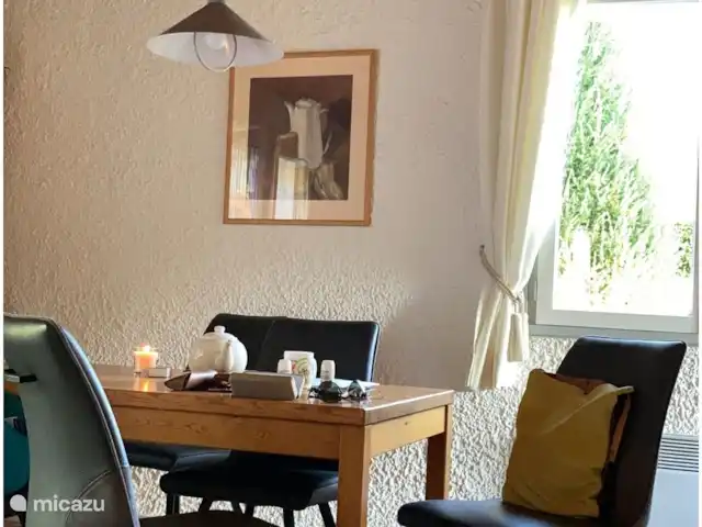 Accueil familial indépendant avec chien accepté | France, Charente, Écuras - maison de vacances Table à manger d’intérieur