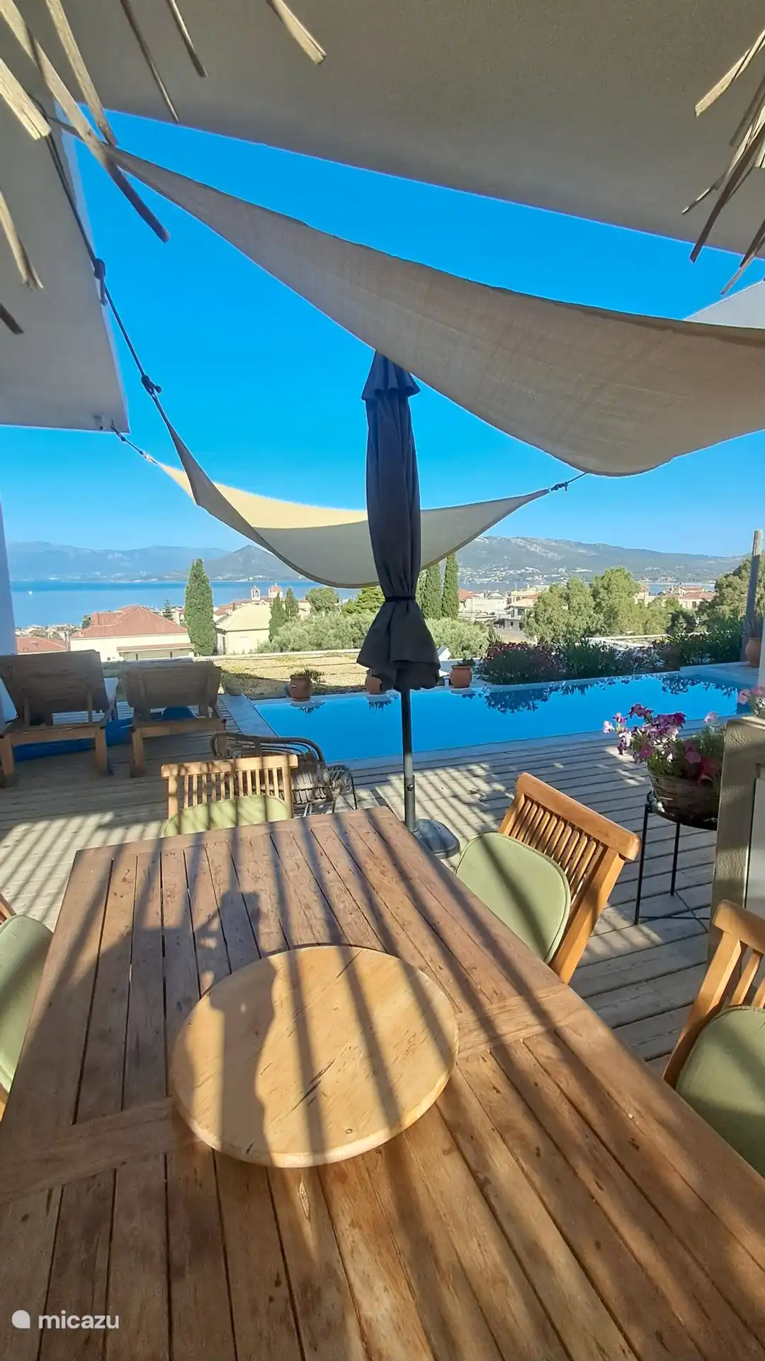 Esstisch genießt die wunderschöne Natur von Paleros