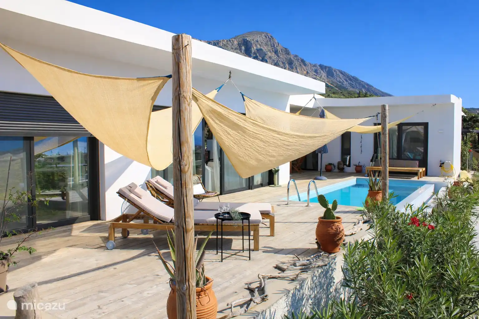 Vista panorámica de Villa Karma con las impresionantes montañas detrás