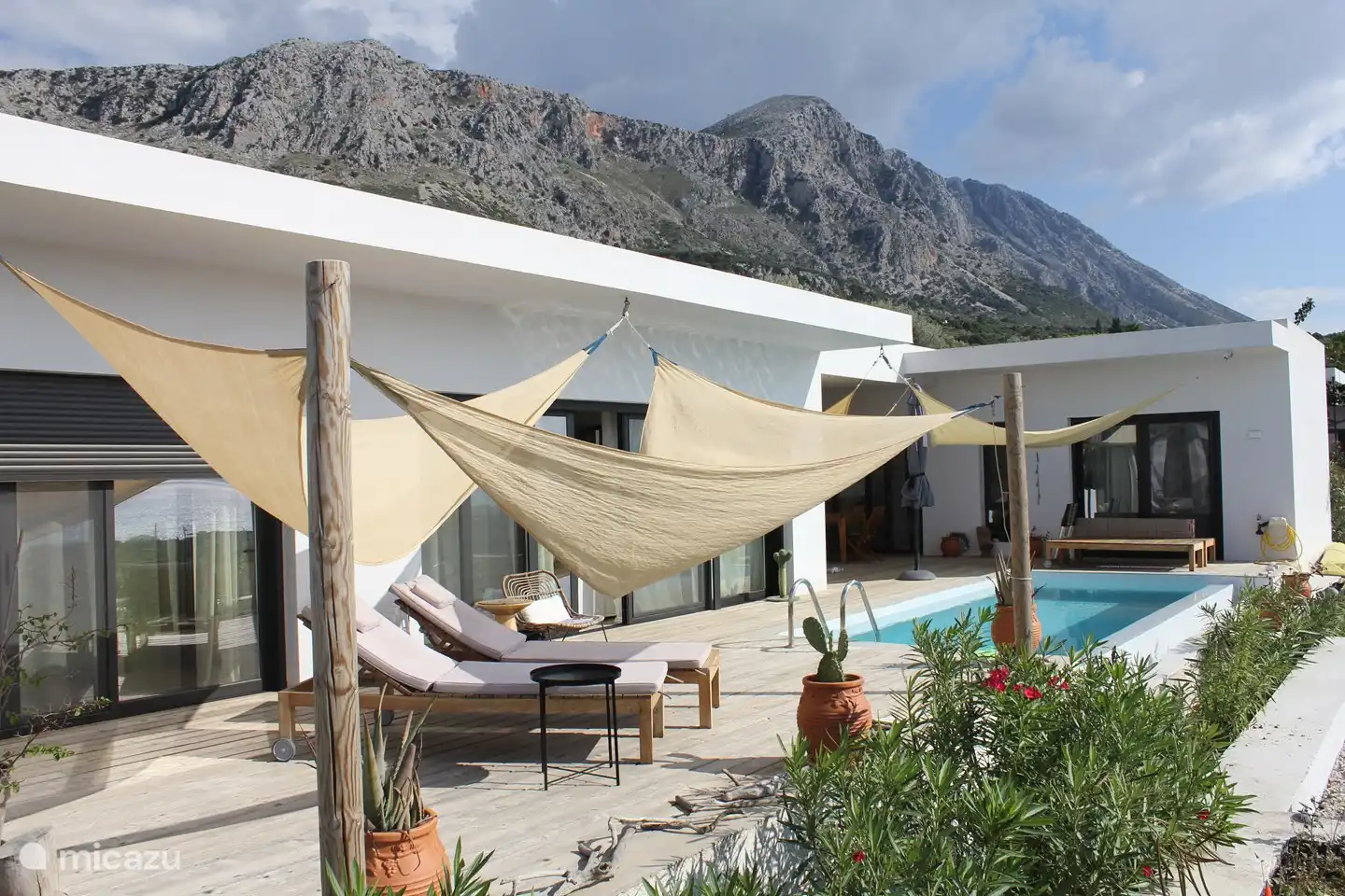 Panoramablick auf die Villa Karma