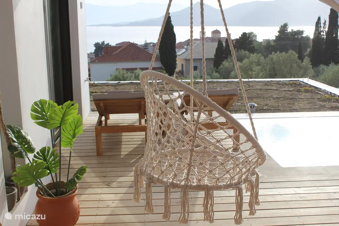 Poolbereich mit Aussicht