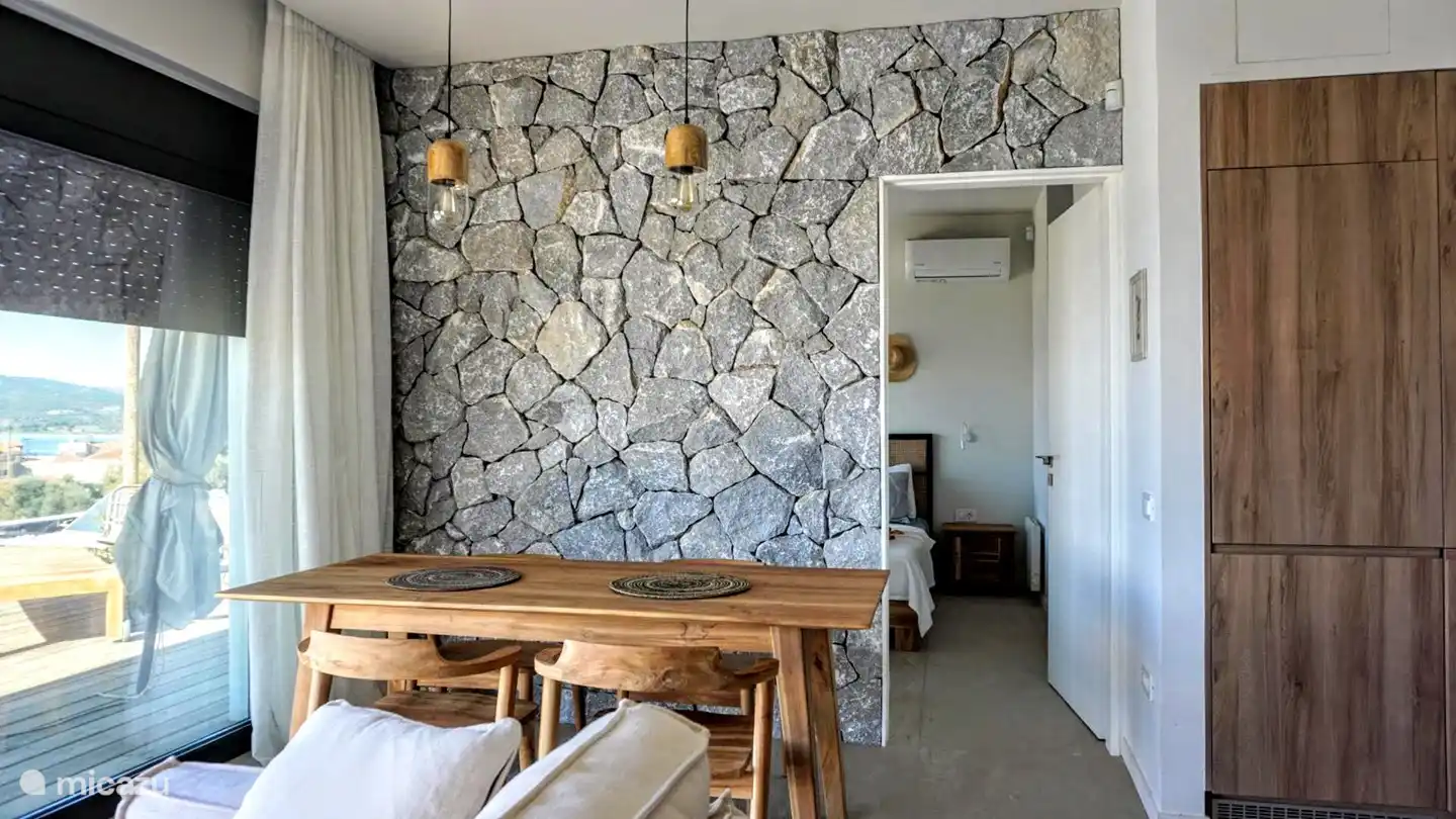 Essbereich mit Steinwand