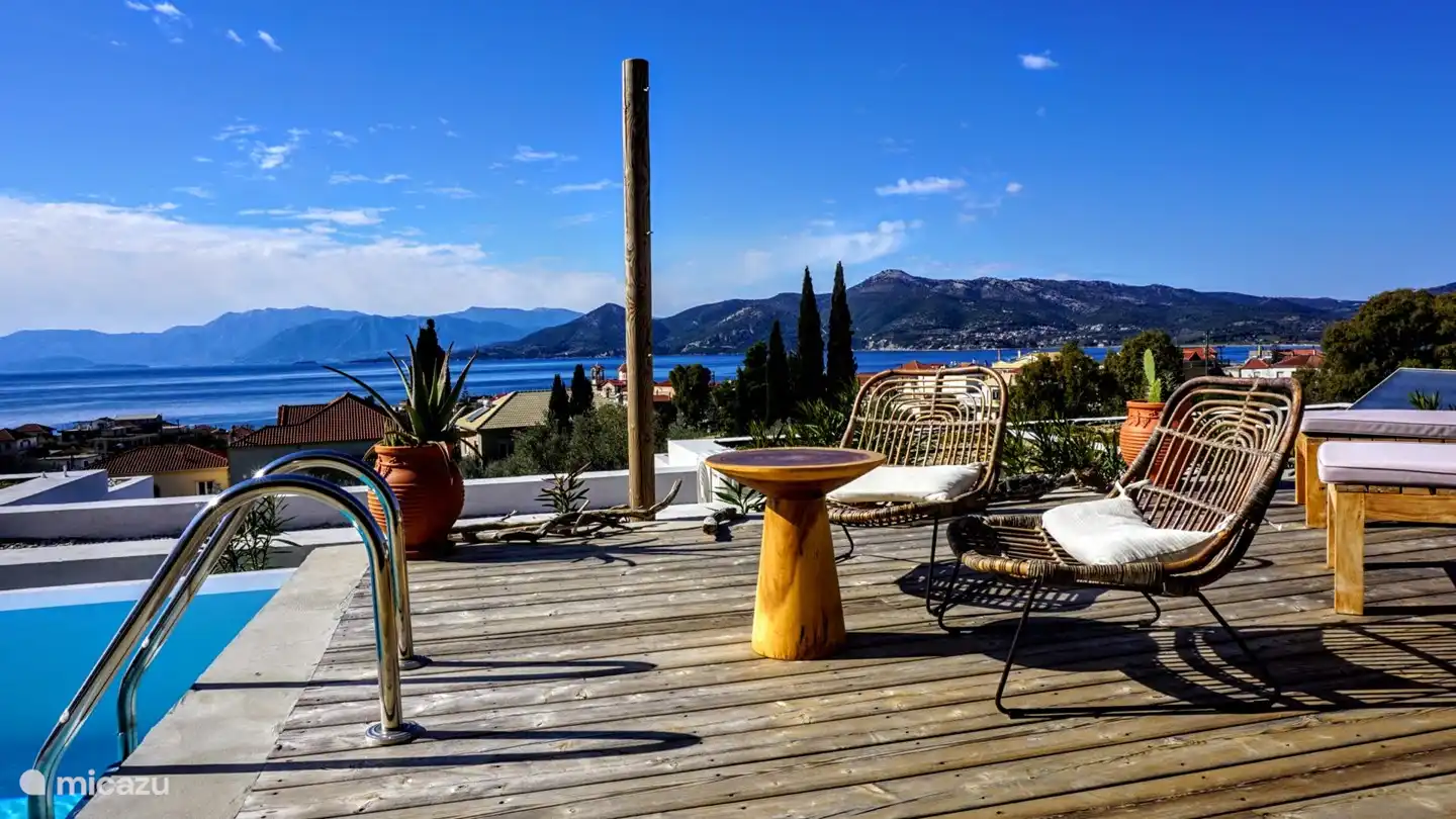 Stadtblick vom Deckbereich mit den Bergen dahinter