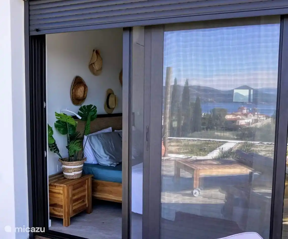 Hauptschlafzimmer mit direktem Zugang zum Pool