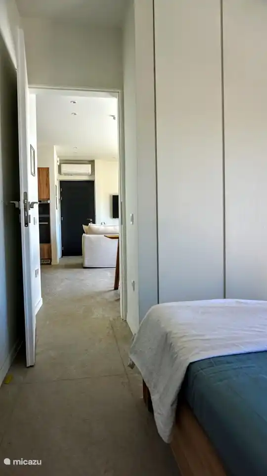 Blick auf den Wohnbereich vom Hauptschlafzimmer aus 