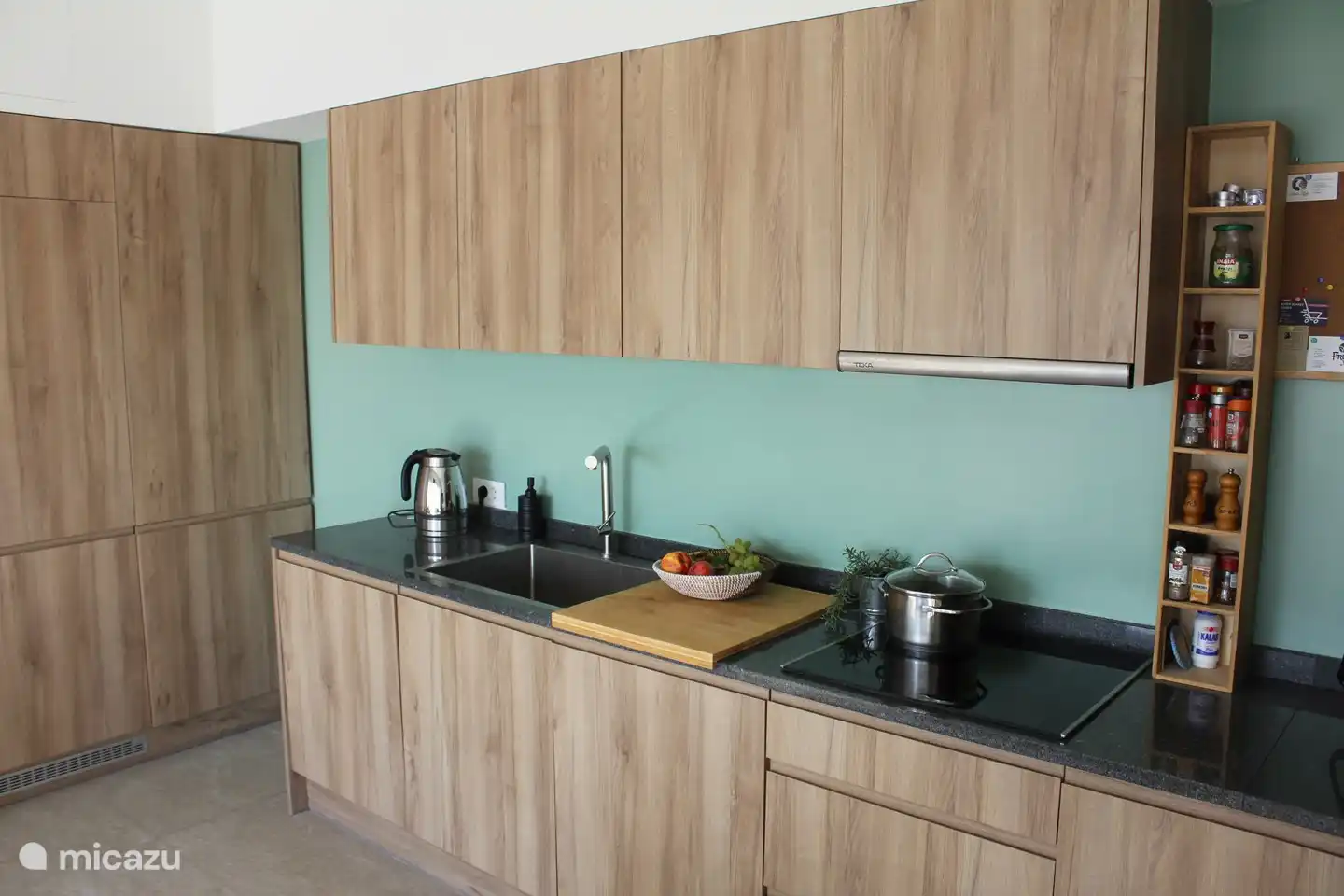 Andere Perspektive von der Küche, dem Kühlschrank und der Waschmaschine nach links