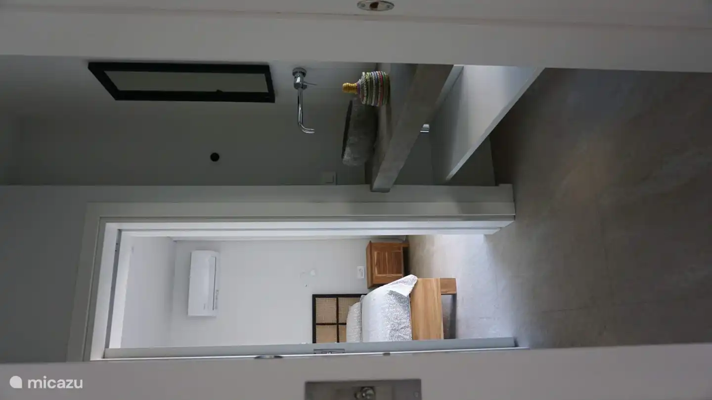 Vom gemeinsamen Badezimmer mit Doppelbecken und separater Toilette, Schlafzimmer 3 