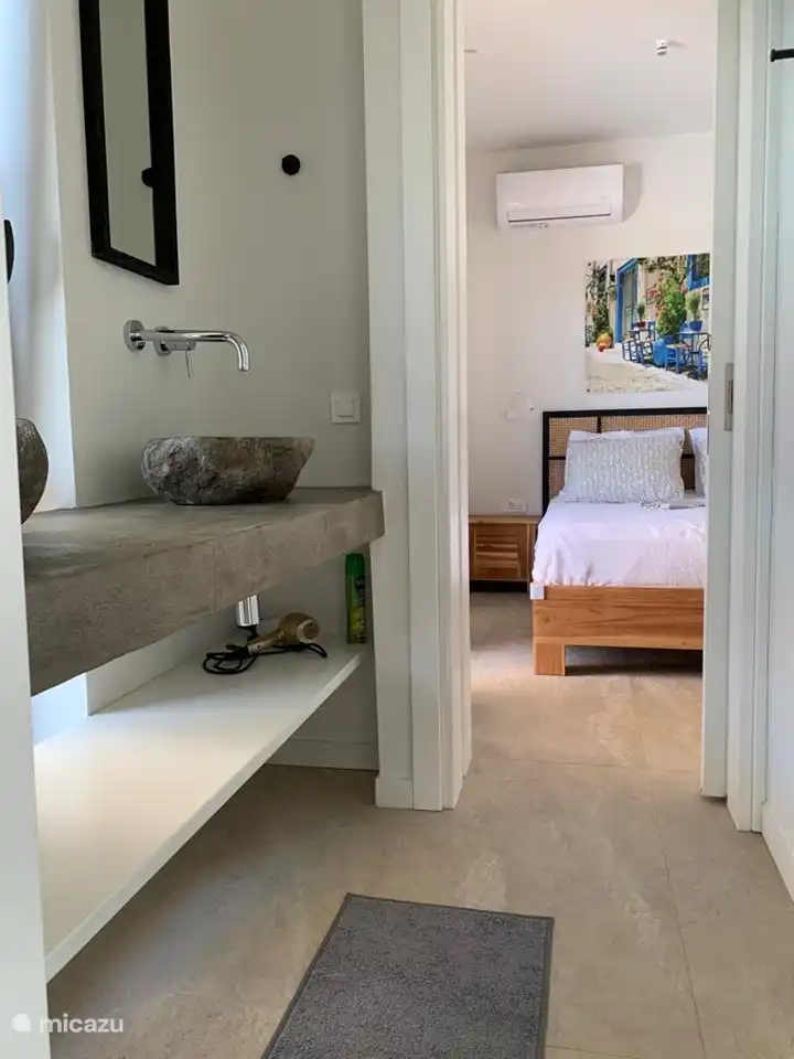 Ein weiterer Winkel, der Schlafzimmer 2 zeigt.
Beide Zimmer haben eine eigene Dusche im Schlafzimmer