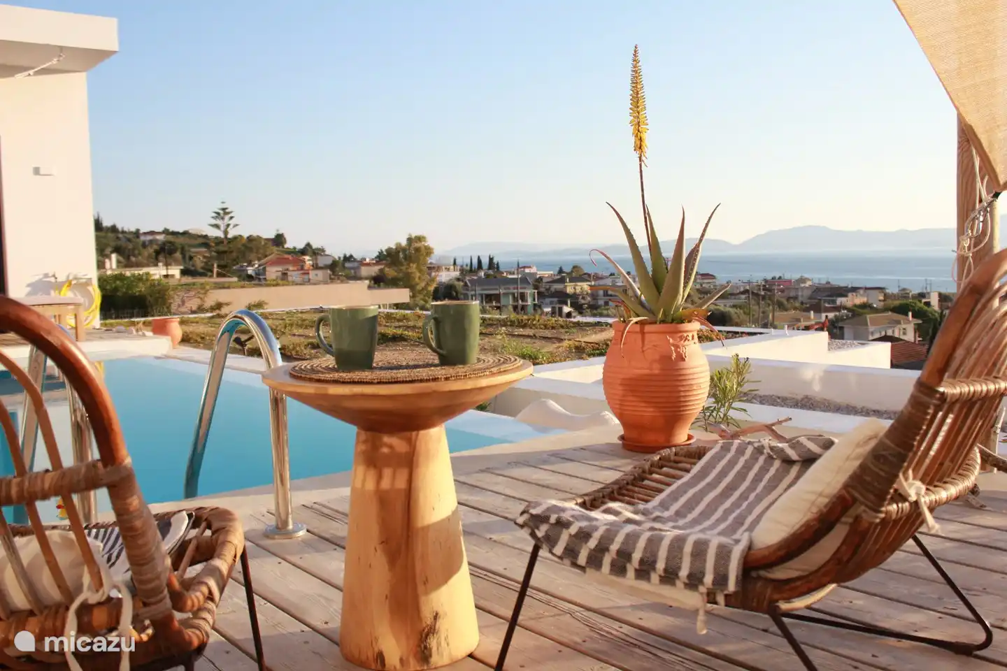 Ich genieße einen Kaffee am ruhigen Morgen und blickte auf die Stadt, das Meer und die Berge