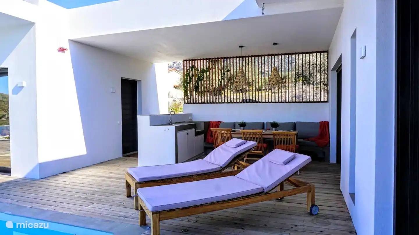 Patio mit Teakholz gepolsterten Sonnenliegen