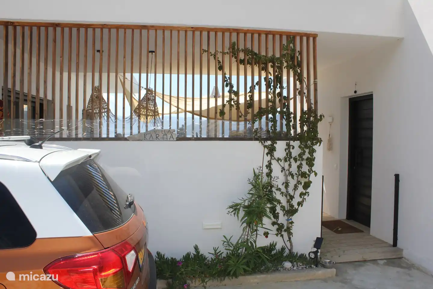 Parkplatz und Eingang zur Villa Karma