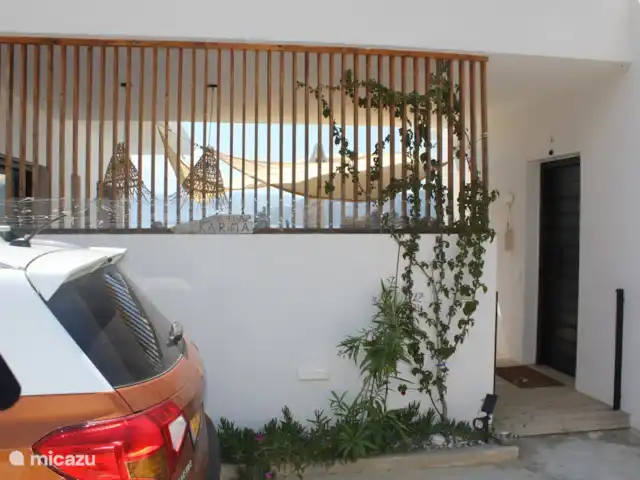 Villa Karma | Grèce, Grèce centrale, Paleros - villa Place de parking et entrée à la Villa Karma