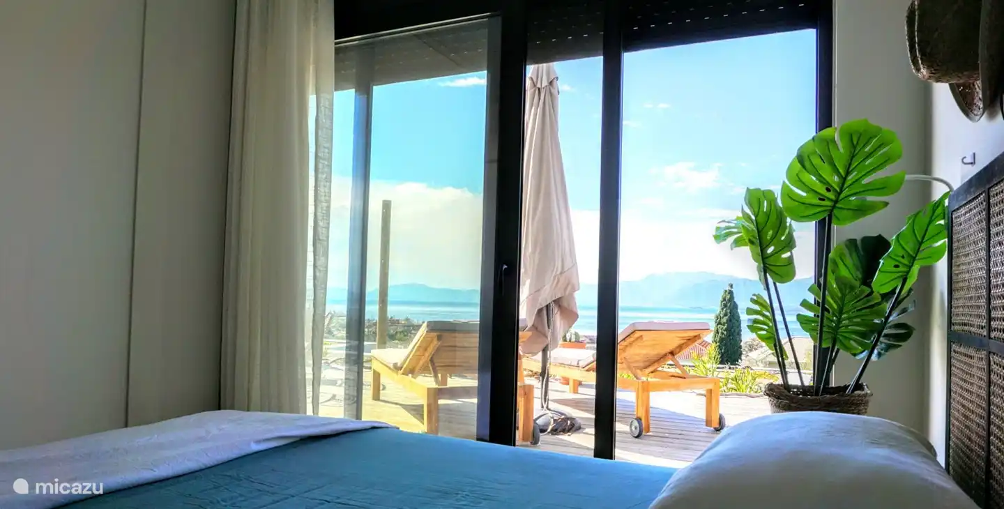 Zugang zum Poolbereich vom Hauptschlafzimmer