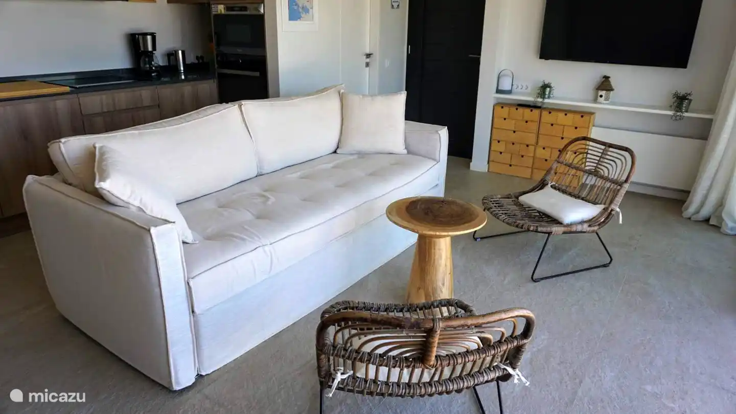 Bequemes Sofa im Wohnzimmer mit Smart-TV