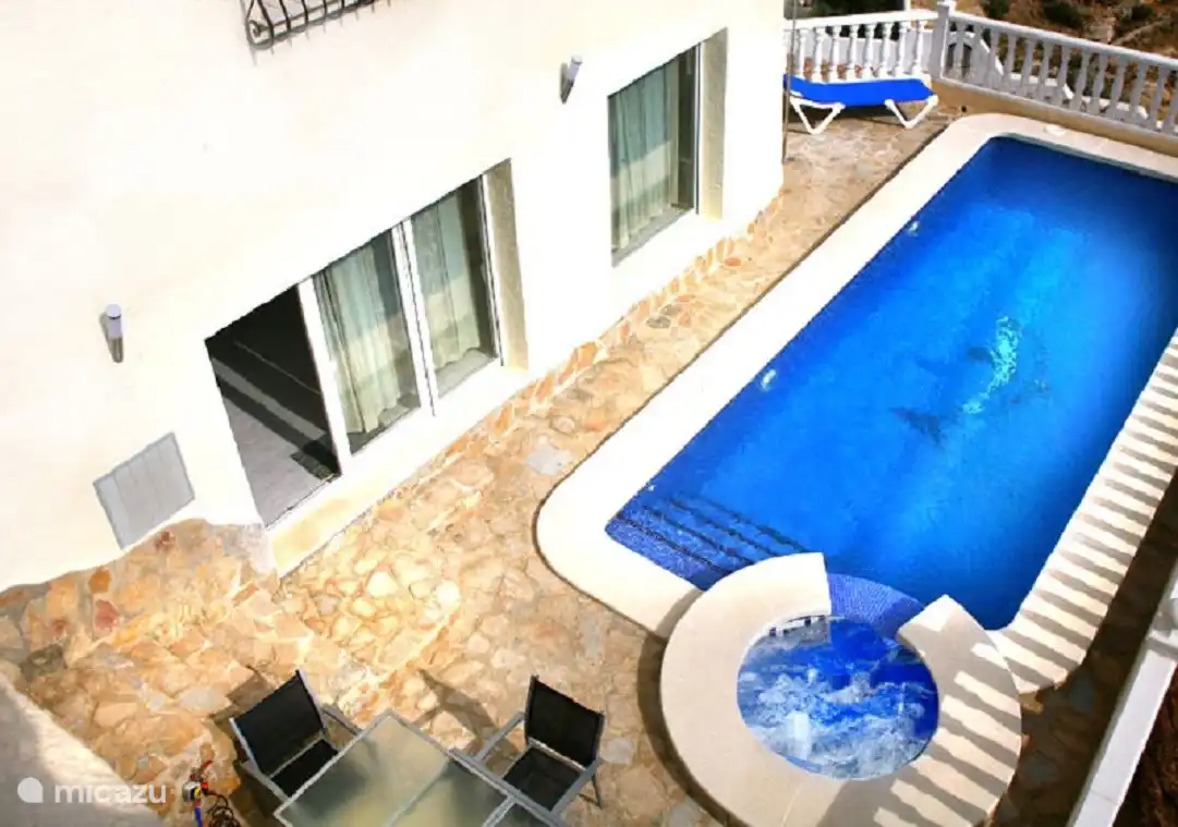 Swimmingpool und Jacuzzi-Terrasse