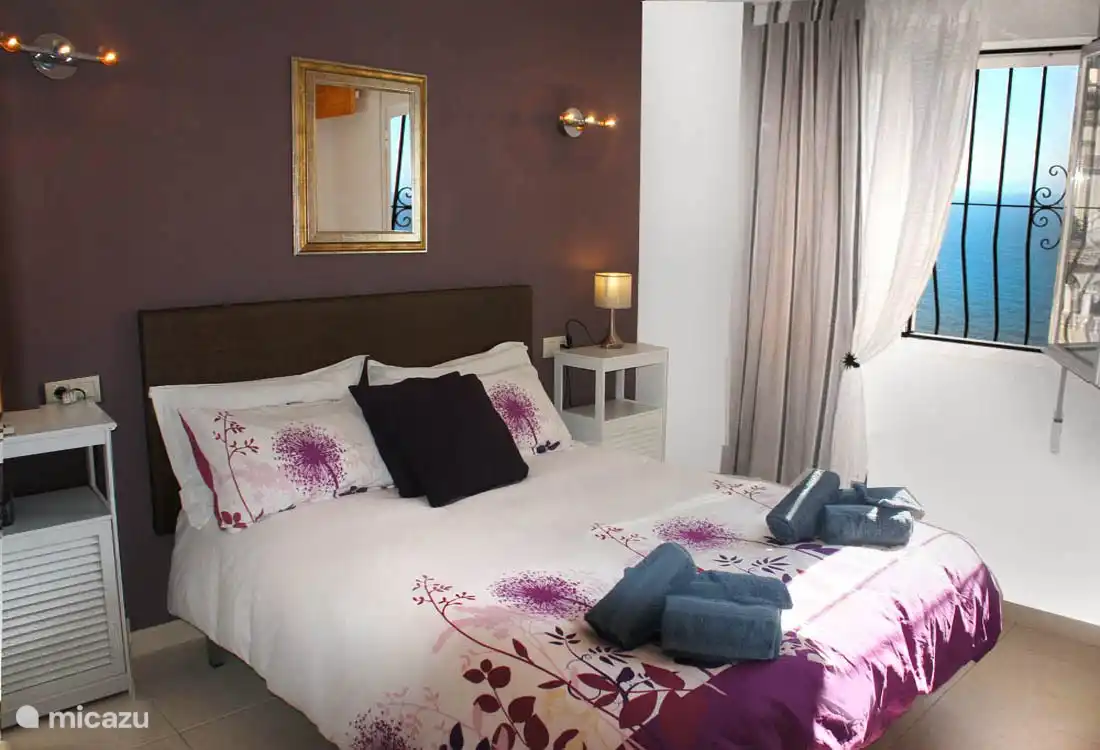 Im Obergeschoss großes Schlafzimmer mit Doppelbett