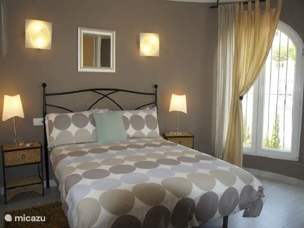 Schlafzimmer im Erdgeschoss mit Doppelbett