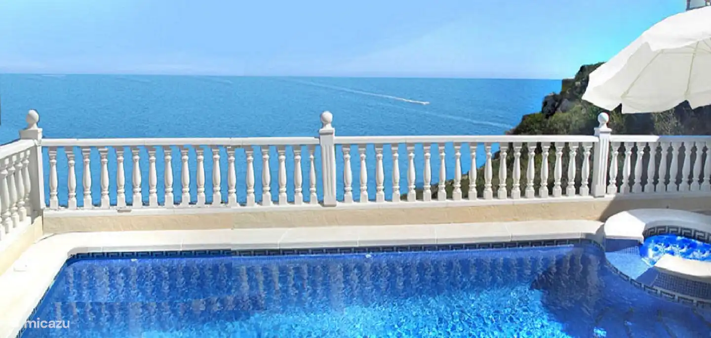 Swimmingpool mit Meerblick in erster Meereslinie