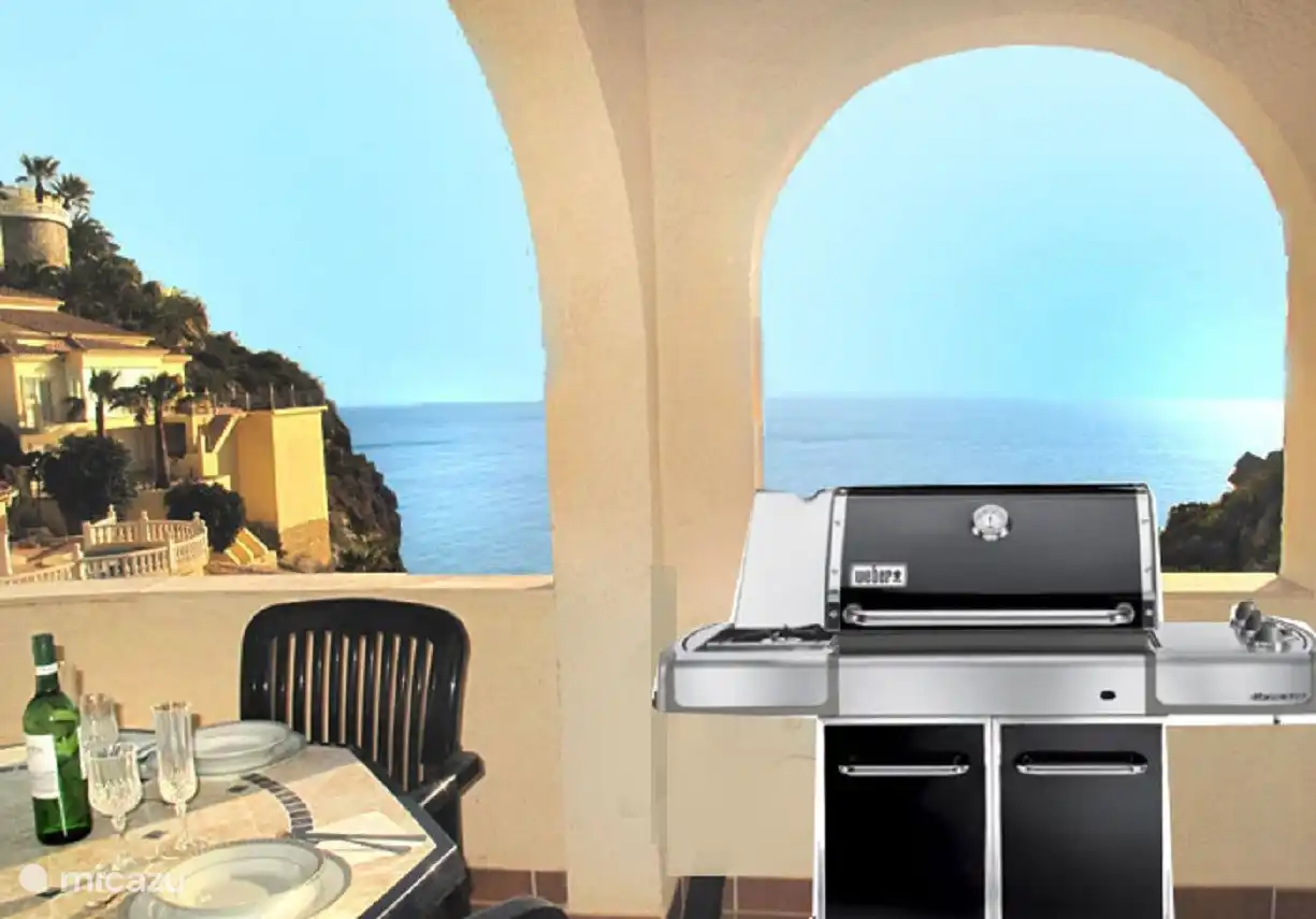 Obere Terrasse mit Grill und Esstisch