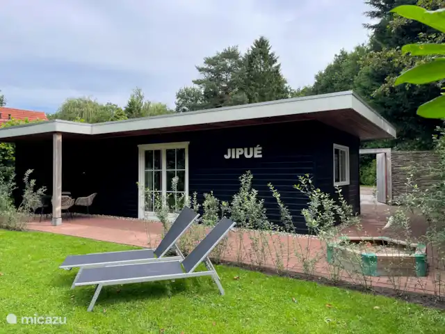 Casa de vacaciones Jipue en Países Bajos, Overijssel, Bruchterveld - casa vacacional Casa de vacaciones y jardín. con tumbonas y arenero