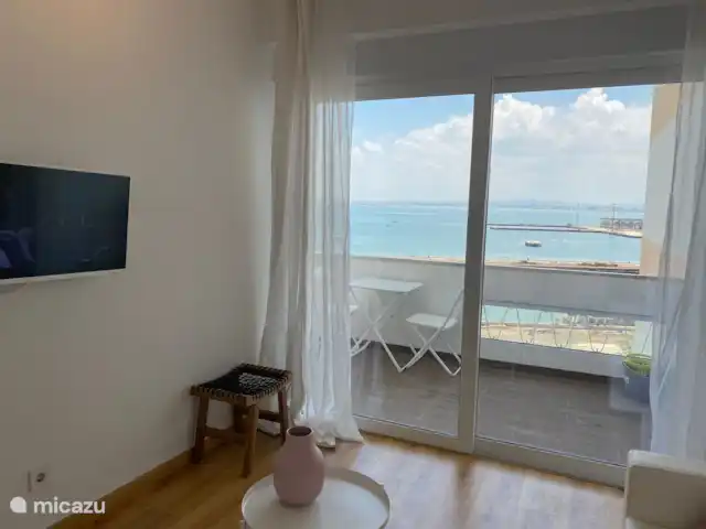 Appartement moderne vue sur la rivière | Portugal, Lisbonne, Almada - appartement salon lumineux avec une belle vue sur le fleuve
