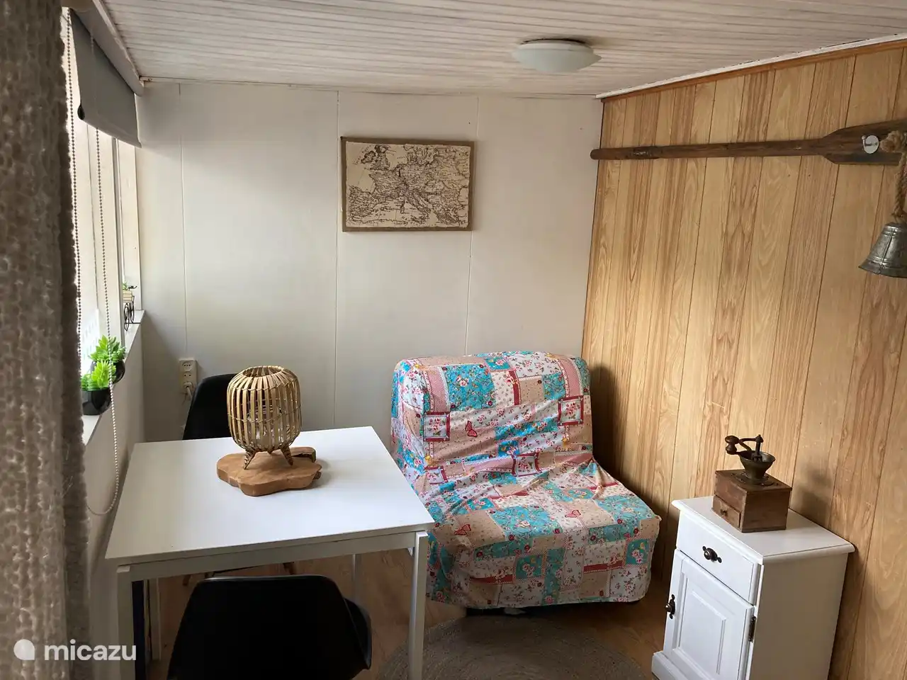 The back room with dining area and sofa which can be folded out into an extra sleeping place for 1 person.