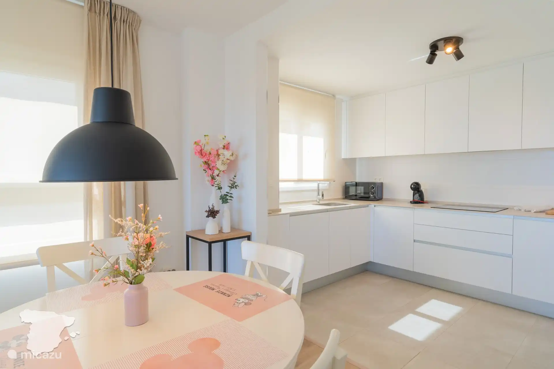 Coin repas avec cuisine ouverte