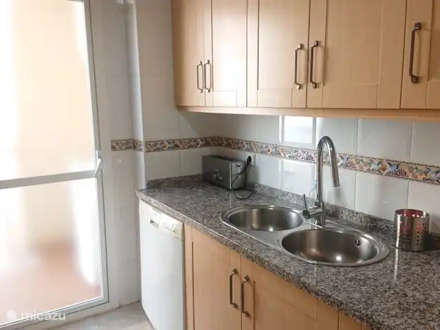 Casa Playa La Rada | Espagne, Costa del Sol, Estepona - appartement Cuisine avec porte sur terrasse et buanderie.