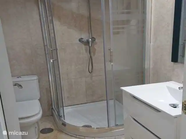 Casa Playa La Rada | Espagne, Costa del Sol, Estepona - appartement Une des 2 salles de bains équipées.