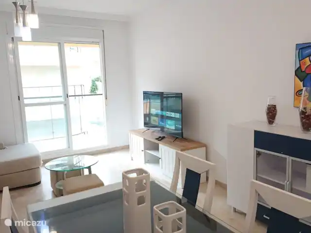 Casa Playa La Rada | Espagne, Costa del Sol, Estepona - appartement Salon et salle à manger, avec beaucoup d'espace et de lumière.