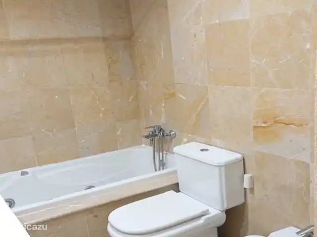 Casa Playa La Rada | Espagne, Costa del Sol, Estepona - appartement Salle de bain avec baignoire et douche au dessus.