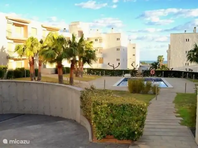 El Sueño huren in Spanje, Costa Dorada, La Ràpita - appartement De ingang naar de parkeergarage met op de achtergrond het zwembad