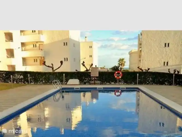 El Sueño huren in Spanje, Costa Dorada, La Ràpita - appartement Het zwembad in de winter (de bomen zijn kaal)