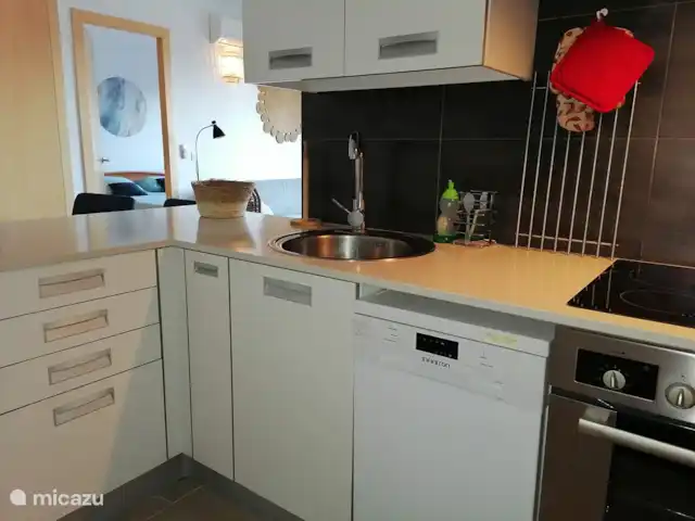El Sueño huren in Spanje, Costa Dorada, La Ràpita - appartement De keuken met zicht op de woonkamer