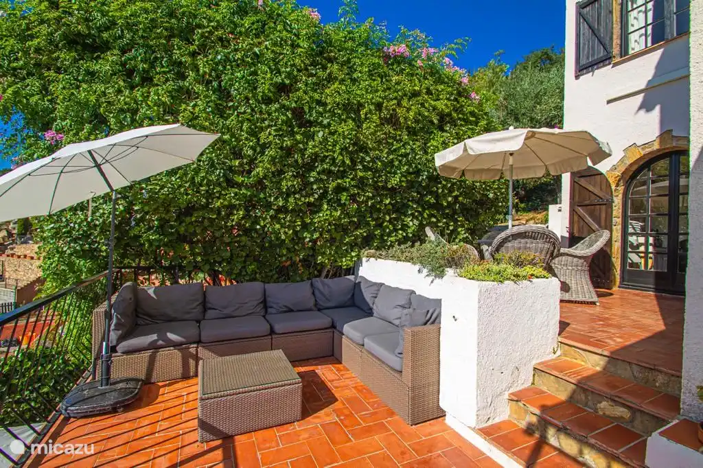 Lounge set and breakfast terrace