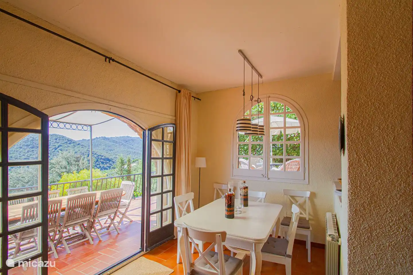 Dining room for 6 to 10 people