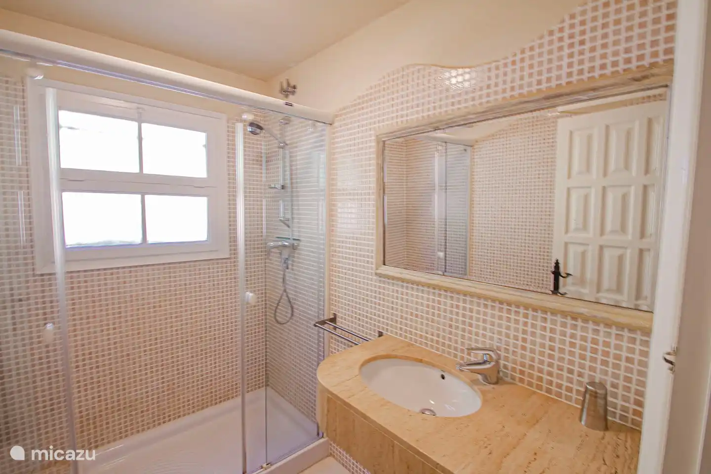 Private bathroom 2 in master bedroom