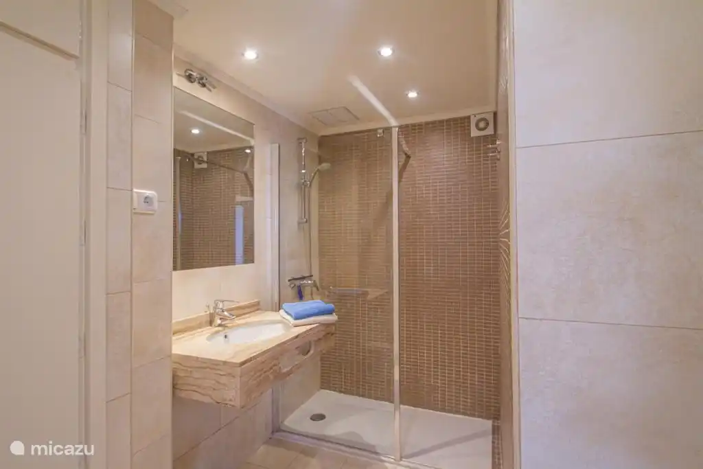 Private bathroom 4 to bedroom 5